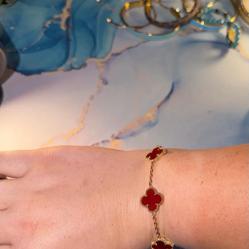 Gold-Tone Bracelet with Red Clover Motifs - Picture 9 of 9